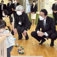 子育て交流サロンを視察する岸田首相（右から2人目）。右端は後藤厚労相＝12日午前、東京都中央区（代表撮影）