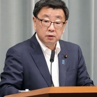 記者会見する松野官房長官＝12日午前、首相官邸