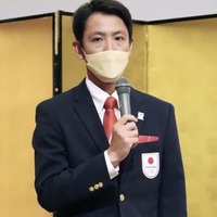 長野県スポーツ特別栄誉賞の表彰式であいさつする渡部暁斗選手＝12日午前、長野市