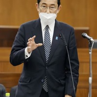 参院厚労委で答弁する岸田首相＝12日午後