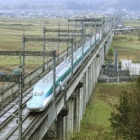 約1カ月ぶりに全線で運転を再開し、3月の地震で車両が脱線した現場付近を走る東北新幹線＝4月14日、宮城県白石市