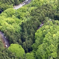 警察などの捜索が続く山梨県道志村の山中＝12日（共同通信社ヘリから）