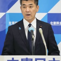 記者会見する立憲民主党の泉代表＝13日午後、国会