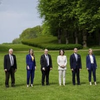 13日、ドイツ・バイセンハウスで、G7外相会合の記念写真に納まる各国外相ら。右端は林外相（AP＝共同）