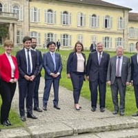 G7農相会合に出席した武部新・農水副大臣（中央）ら各国代表＝13日、ドイツ・シュツットガルト（共同）