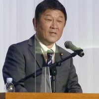 講演する自民党の茂木幹事長＝14日午前、青森市