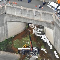 トンネル点検の準備中に、土砂をためる池に転落した作業車＝16日午後2時46分、広島市西区（共同通信社ヘリから）