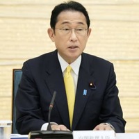 政府与党連絡会議であいさつする岸田首相＝16日午後、首相官邸