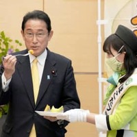 茨城県鉾田市特産のメロンを贈られ、試食する岸田首相＝16日午後、首相官邸