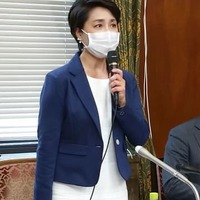 記者会見する日本維新の会の岬麻紀衆院議員＝16日午後、国会