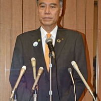 記者会見で、知事選に4選を目指し立候補することを表明した長野県の阿部守一知事＝17日午後、長野市