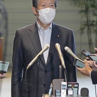 岸田首相との会談を終え、記者団の取材に応じる公明党の山口代表＝17日午後、首相官邸