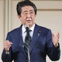 自民党安倍派のパーティーであいさつする安倍元首相＝17日午後、東京都内のホテル