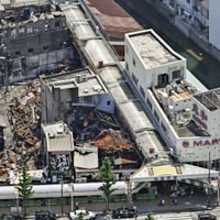 火災によるがれきが残る旦過市場＝18日、北九州市小倉北区