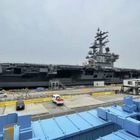 米海軍横須賀基地を出港する原子力空母ロナルド・レーガン＝20日午前、神奈川県横須賀市