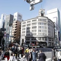 東京・銀座を行き交う人たち