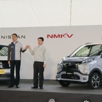 日産自動車と三菱自動車が共同開発した軽の電気自動車の日産モデル「サクラ」（左）と三菱自の「eKクロスEV」＝20日午後、岡山県倉敷市