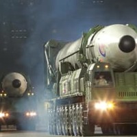 4月25日、北朝鮮の平壌で行われた軍事パレードに登場した新型ICBM「火星17」（朝鮮中央通信＝共同）
