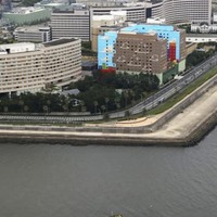 千葉県浦安市の東京ディズニーランド近くの東京湾で座礁した船＝20日午後0時55分（共同通信社ヘリから）