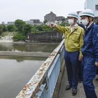 大規模な漏水が起きた「明治用水頭首工」を視察する宮崎雅夫農水政務官（左）＝21日午前、愛知県豊田市