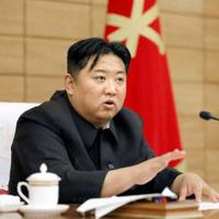 21日、朝鮮労働党政治局協議会に臨む北朝鮮の金正恩党総書記。同日付の労働新聞が掲載した＝平壌（コリアメディア提供・共同）