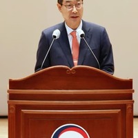 23日、就任式で演説する韓国の韓悳洙新首相＝世宗市（聯合＝共同）