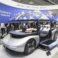 旭化成がお披露目したコンセプトカー「AKXY2（アクシーツー）」＝25日午後、横浜市西区