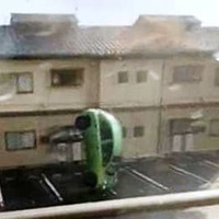 運送業の男性が動画撮影した、突風で車体が宙に浮く小型車＝25日夕、福島県二本松市（男性提供）
