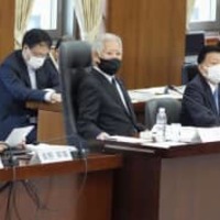 衆院憲法審査会で発言する自民党の新藤義孝氏（前列右から3人目）。左端は立憲民主党の奥野総一郎氏＝26日午前、国会