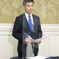 取材に応じる立憲民主党の泉代表＝26日午後、国会