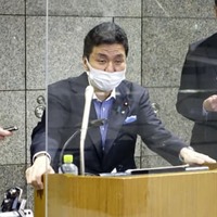 米国のオースティン国防長官との電話会談後、取材に応じる岸防衛相＝26日夜、防衛省