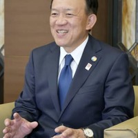 インタビューに答える関西経済同友会の代表幹事に就任した角元敬治氏＝23日、大阪市