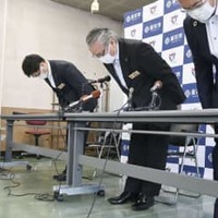 記者会見で謝罪する岩手県釜石市の野田武則市長（右から2人目）＝26日午後、釜石市役所