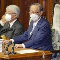 衆院本会議に臨む細田議長＝27日午後