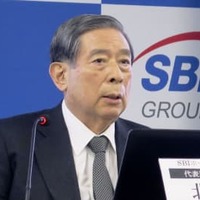 決算記者会見で説明するSBIホールディングスの北尾吉孝社長＝27日午後、東京都港区