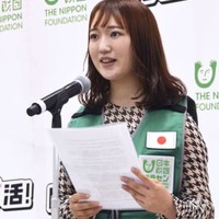出発式でウクライナから避難した障害者の支援へ、抱負を語る斎藤凜花さん＝30日午後、東京都港区