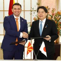 経済交流の強化を図る技術協定に署名し、握手する北マケドニアのオスマニ外相（左）と林外相＝30日午後、外務省