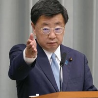 記者会見する松野官房長官＝31日午前、首相官邸