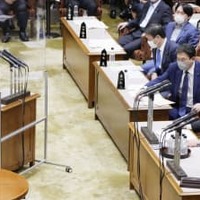 参院予算委で、日本維新の会の鈴木宗男氏（右下）の質問に答える鈴木貴子外務副大臣＝31日午後