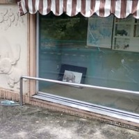 ガラスが割られ、中にあったサイの角が盗まれた静岡市立日本平動物園の展示スペース＝5月31日（同園提供）