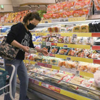 イトーヨーカドー大森店の食品売り場の買い物客＝5月、東京都大田区