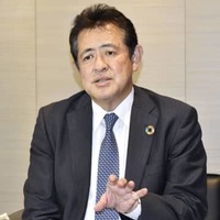 インタビューに答えるENEOSホールディングスの斉藤猛社長
