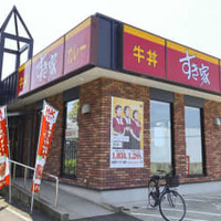 50代の女性従業員が亡くなった「すき家」の店舗＝2日午前、名古屋市