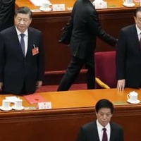 中国全人代の閉幕式に臨む習近平国家主席（左上）と李克強首相（右上）＝3月、北京の人民大会堂（共同）