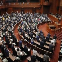 資金決済法などの改正法を可決、成立した参院本会議＝3日午前