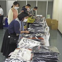 3年ぶりに開催された全国矯正展で、並べられた製品を見る来場者＝4日午前、東京都千代田区の科学技術館