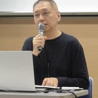 講演で、性的少数者への理解について話す広島修道大の河口和也教授＝5日午後、広島市