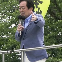 茨城県牛久市で街頭演説をする日本維新の会の石井章参院議員＝5日午後