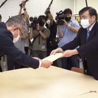 「内密出産制度」に関し、ガイドラインの私案を提出する慈恵病院の蓮田健院長（右）＝6日午後、熊本市役所