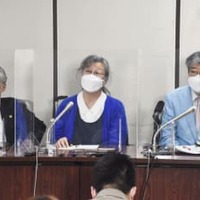 結審後、記者会見する福島原発告訴団の武藤類子団長（中央）、被害者参加代理人の海渡雄一弁護士（右）ら＝6日午後、東京・霞が関の司法記者クラブ